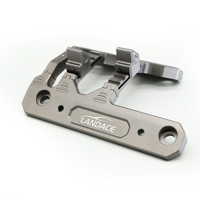 Efektywne zamontowanie opraw oświetleniowych na zbiorniku Great Wall Tank 300 z uchwytami zgodnymi z JEEP