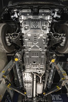Szara osłona silnika 4x4 i tablica ochronna podwozia podwozia dla tablicy obróbownej Toyota Sequoia
