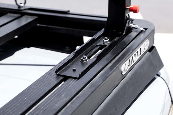 Uniwersalne akcesoria 4x4 Off Road Roof Rack Mount Flagpole Bracket Mechaniczny styl