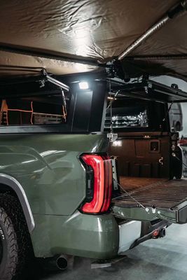 Czarny Toyota Tundra Pickup Pokrycie łóżka z montażem bagażnika i konstrukcji aluminiowej