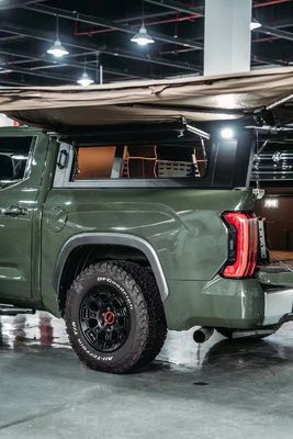 Czarny Toyota Tundra Pickup Pokrycie łóżka z montażem bagażnika i konstrukcji aluminiowej