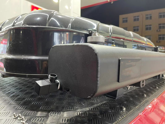 Zbiornik na zewnątrz z pojemnością 20 l i lekką konstrukcją