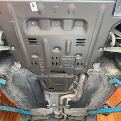 Ochrona silnika Alfa Romeo Giulia z płytką obróżkową ze stopu magnezu i aluminium w kolorze czarnym