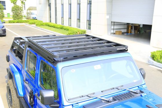 Jeep Gladiator JT z czarnym powłoką i pojemnością 200 kg