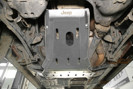 Jeep Wrangler JL JK 4x4 Stop aluminiowy pod ochroną silnika