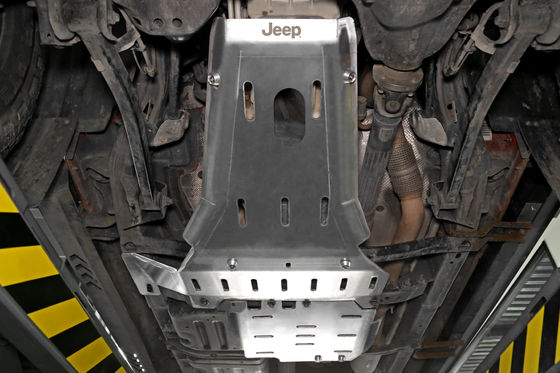 Jeep Wrangler JL JK 4x4 Stop aluminiowy pod ochroną silnika