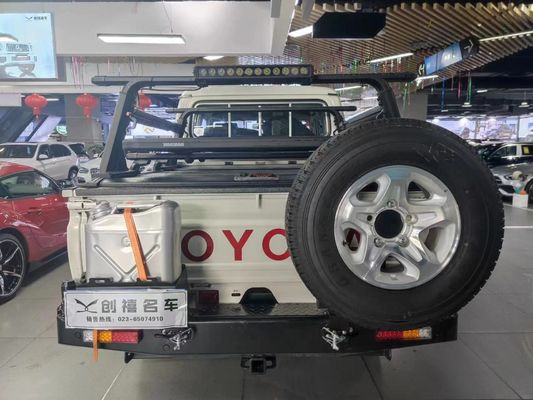 Dodanie stylu i funkcjonalności do Twojego Toyota LC79 z tylnym zderzakiem i nośnikiem opon