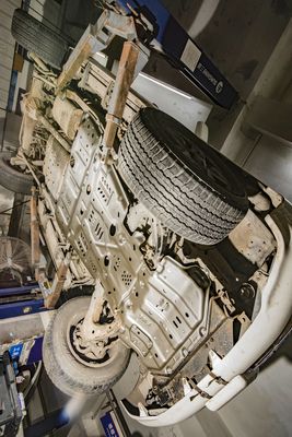 Oryginalna instalacja otworu samochodowego podwozia pancerza zbiornika paliwa płytka skidowa dla Toyoty LC 100