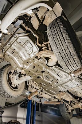 Oryginalna instalacja otworu samochodowego podwozia pancerza zbiornika paliwa płytka skidowa dla Toyoty LC 100