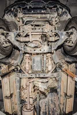 Chroń silnik Toyoty Prado120 prostą instalacją osłony podwozia i osłony błota
