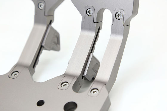 Efektywne zamontowanie opraw oświetleniowych na zbiorniku Great Wall Tank 300 z uchwytami zgodnymi z JEEP